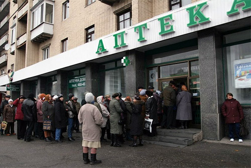 только каждый третий, отстояв очередь в аптеку, прочитает дома инструкцию к лекарству