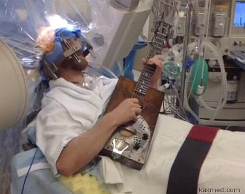 Игра на гитаре во время операции