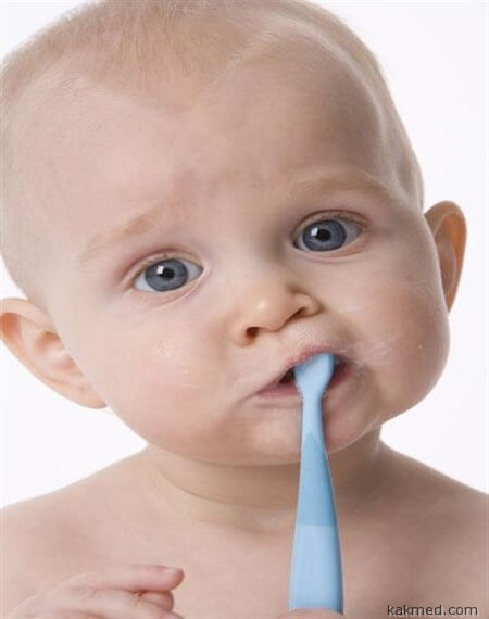 малыш с зубной щеткой